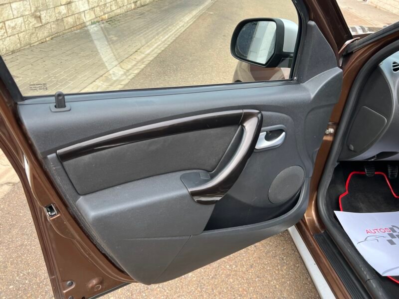 Dacia DUSTER 1.6 i 105 cv 4×4 Laureate Laureate 4×4