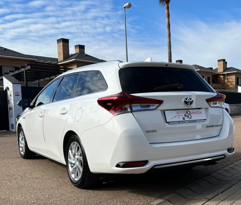 TOYOTA Auris Híbrido 140 h Touring Sporta