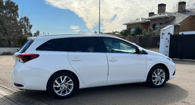 TOYOTA Auris Híbrido 140 h Touring Sporta