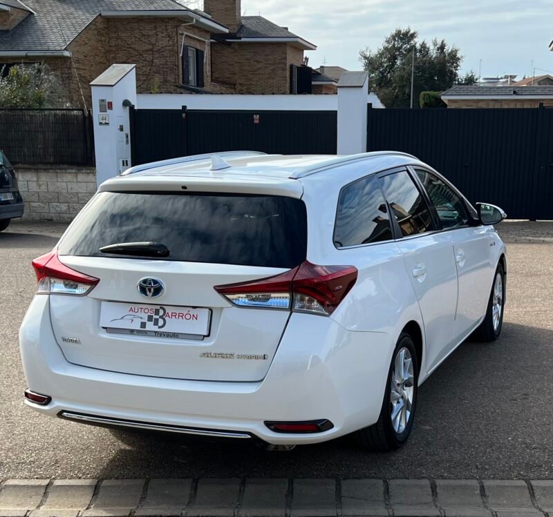 TOYOTA Auris Híbrido 140 h Touring Sporta