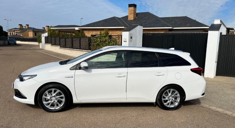 TOYOTA Auris Híbrido 140 h Touring Sporta