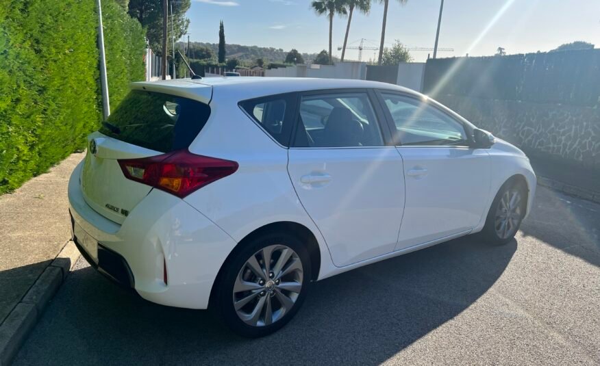 TOYOTA Auris hibrido Active 140