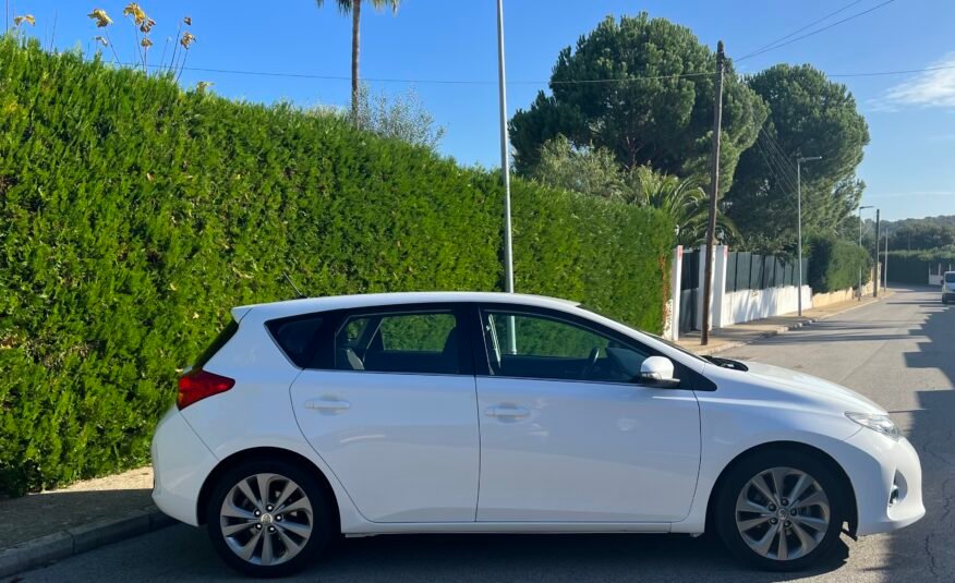 TOYOTA Auris hibrido Active 140