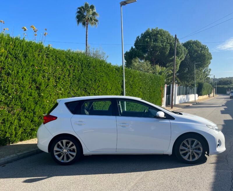 TOYOTA Auris hibrido Active 140