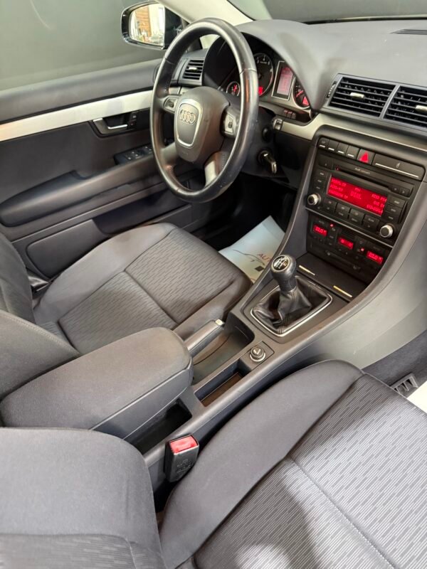 AUDI A4 2.0 i